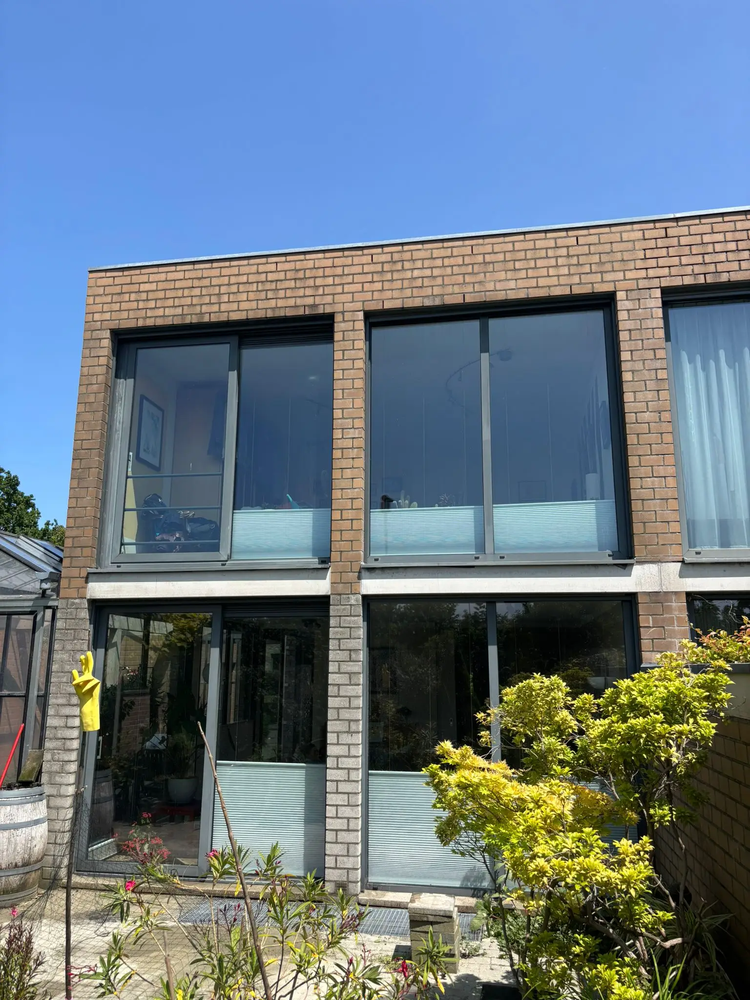Vakkundig voegwerk aan een gevel